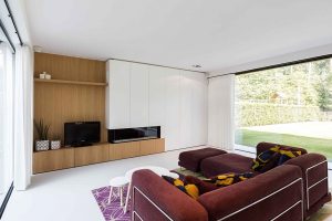 inbouwkast woonkamer met vouw gordijnen en design meubelen