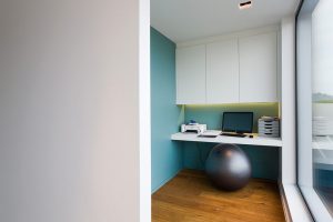 bureau met een turkoois blauw geverfde muur