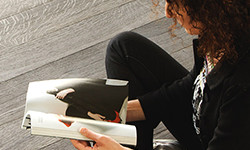 Vrouw leest een tijdschrift op een massief eiken parket vloer