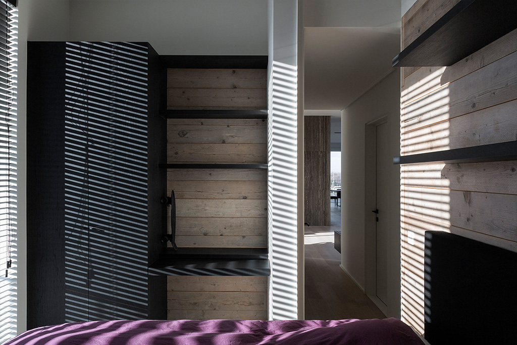 Slaapkamer met zwarthouten meubels